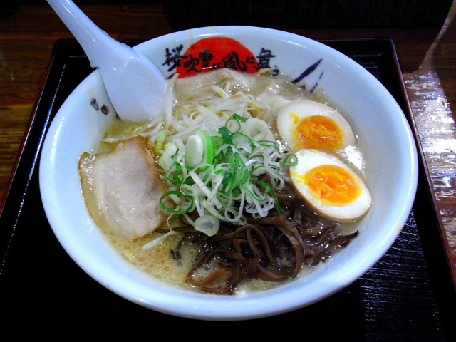 閉店 桜吹雪が風に舞う 新宿店 さくらふぶきがかぜにまう 新宿三丁目 ラーメン 食べログ