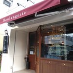 ル・プチメック - とてもこじんまりとした感じのパン屋さん♪。店内はレジ待ちのお客さんでごった返していました。パンを取るのも一苦労(; ･`д･´)。左手には小スペースですがカフェも併設してありました。