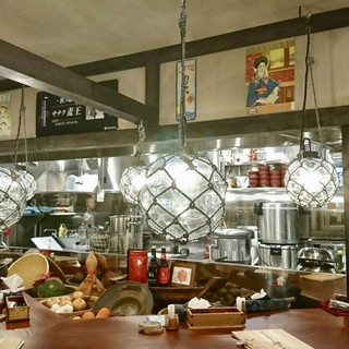 オープンキッチンのカウンターで興奮！