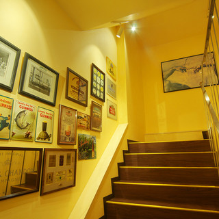 階段にはアイルランドの風情溢れる絵やラベル等を展示。