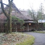 亀の井別荘 - 夕暮れの客室