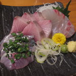 和酒和彩 ぎおん - お造り　鯵、ブリ、真鯛　　ちゃんと生姜と山葵の両方が付いています