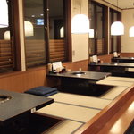 焼肉家 優 - 落ち着いた店内、全席掘りごたつ式テーブルです