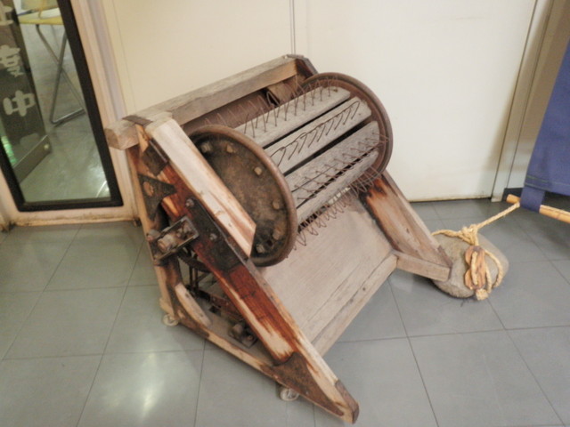 味奈登庵 - 足踏み脱谷机?