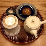 Ippo Do Cha Ho - ほうじ茶のお盆。
      湯のみと急須、お茶っ葉が入った缶、お茶菓子のセットです。