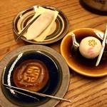Ippo Do Cha Ho - 3人違うお茶菓子出してくれたので、
      分け分けしていろんな和菓子味わえました♪