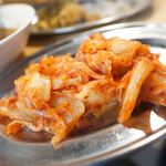 ホルモンと日本酒 ホルモン屋かねちゃん - キムチ