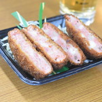 酒蔵 石松 - 刺身が美味くお値打ちで御存知、ぴおの名店ですが、
            なんとなくメンチカツにしました。
            お刺身もそうですが、スーパーなどで使用される発泡トレーで提供です。
            卓上に調味料があるのでそれをかけて頂きます。