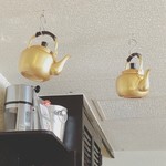 男の台所 家 - 天井からぶら下がるやかんは、マッコリ用