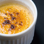 Golden brûlée of egg yolk/mango pudding