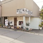 モーモーハウス - 店の横にｶﾞﾚｰｼﾞ数台☆