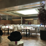 Lasarte - レストランの入口前はホテルのロビー