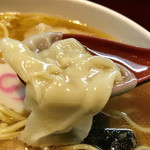 中華蕎麦 金魚 - ワンタンは皮が多くて具材には行き当たらない^^;
            ワンタン麺を売りにする店らしくないなぁ…。