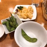 中国酒家 朝陽閣 - ちょい飲みセット1080円の冷菜(枝豆)と海老の天ぷら