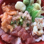 鎌倉 丼丸 - ネギトロ・マグロブツ・甘海老・サーモンブツ・
            イクラ・生ホタテが入ります！