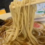 中華料理 鳳凰 - 「らーめん」「大盛り」麺リフト。今回提供の細麺は、機械打ち角刃麺、中細のストレート麺で、加水率は中程度、茹で上げも程良い固さの仕上がりとなっている。