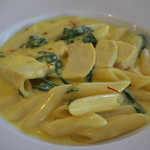 クッチーナ・オーラ・レガーレ - 大山地鶏と地ホウレン草のサフランクリームソースペンネ