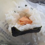 Komeyano Tedukurionigiri Tashi - プレミアム鮭の内部。ちゃんと手で割りました。笑