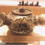 小熊 - 巨大な茶器。
開店時に常連のお客様？に頂いた品だそうです。

あまりに巨大なので実用性は無いそう。
ちゃんと使えるような造りにはなっています。

滋賀県信楽焼です。
