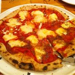 ピッツェリア ノーチェ - ピッツァ（ナポリとサルモーネのハーフ＆ハーフ）