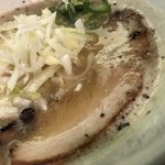 いちまるらーめん - 炙り？焼き？目がついた旨そうな豚バラ叉焼