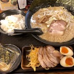 川出拉麺店 - まんぞくセット
            