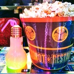 ロボットレストラン - ライトカクテルとポップコーン