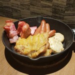 個室肉バル 居酒屋 食べ放題 GRILL MARKET - 【グリルミートプレート￥2375(税込)】
チーズがかかる前のお肉達
取り分けやすいように４等分されてました♪
ナイスサービス♪