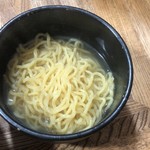 遠軽とらや食堂 - 塩ラーメンが飛んできた❗️