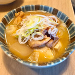 すみれ - 名物鳥皮煮込み450円