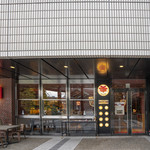 SCHMATZ - 店舗外観。店舗前にテラス席もあります。