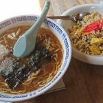 カフェ　オイランタン - 料理写真:ラーメン700円(税込)と、小さいチャーハン400円(税込)