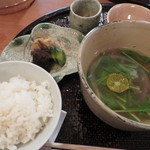 心根 - 食事　白ご飯　伊賀産猪・薄氷大根　水菜　香の物