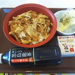 すき家 - 豚生姜焼き丼（並）ですきすきセット