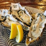 三陸港町酒場 女川男 - 生かき　厚岸　340円×2 生かき　桃取　190円