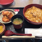 親子丼　ほっこりや - 炭火焼の親子丼（800円 税抜）〜お味噌汁、香物付き、とりから３個（270円 税抜）