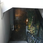 日本料理 晴山 - 階段を降りて入口へ