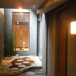 日本料理 晴山 - 入口前のエントランス