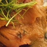 日本料理 晴山 - メイン　三重牛ローストビーフ　下仁田葱・芽葱・玉葱ソース　アップ