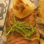 日本料理 晴山 - メイン　三重牛ローストビーフ　下仁田葱・芽葱・玉葱ソース　アップ