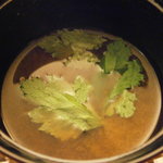 日本料理 晴山 - ご飯セットの赤だし　蓋あけて