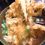 大地のうどん - 無理矢理押し込む