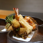 日本料理 幸庵 - 活き車海老湯葉巻き揚げ、こごみ、たらの芽、蕗の薹の揚物アップ