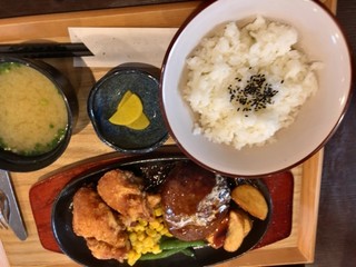 お食事処 あかな屋 - ハンバーグ定食＋唐揚げ