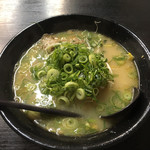 ラー麺マン - しょうゆラーメン650円
            麺 中 ストレート
            スープ 豚骨醤油
            チャーシュー トロトロ
            トッピング  ネギ多 もやし
            背脂 無し