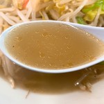 餃子舗  三久 - 野菜いっぱいタンメンのスープ