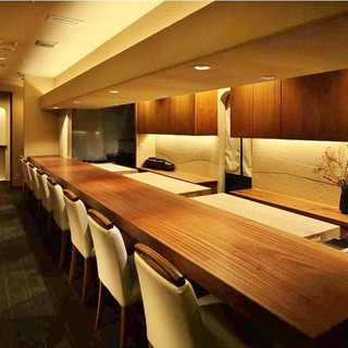 特別感ある食事に相応しいカウンター席。和の風情ある空間で、寛ぎの時間を是非...