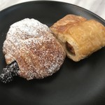 Royal Orchid Lounge - ウインナーパイとチョコクロワッサン