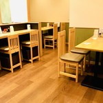 茶ばしら - 和モダンな明るい店内