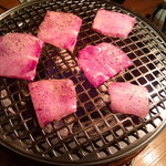 炭の家 - 特上牛たん塩を焼いてます